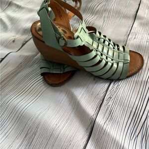 BareTraps Light Aqua Green Strappy Sandals
>like new<